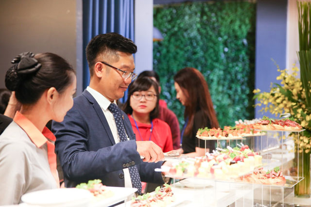 Thưởng thức finger food