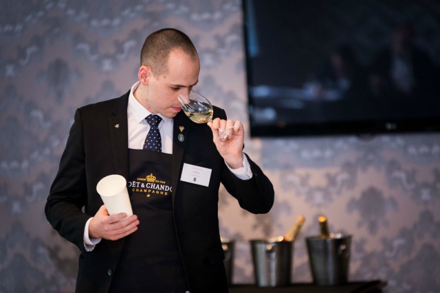 to chat can co cua sommelier trong nha hang khach san