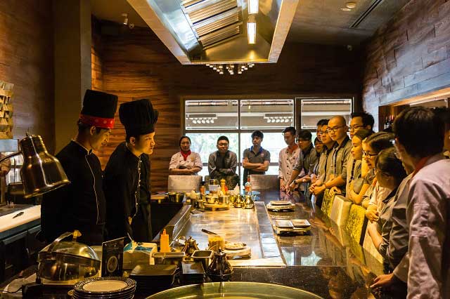 trai nghiem tai nha hang lion city