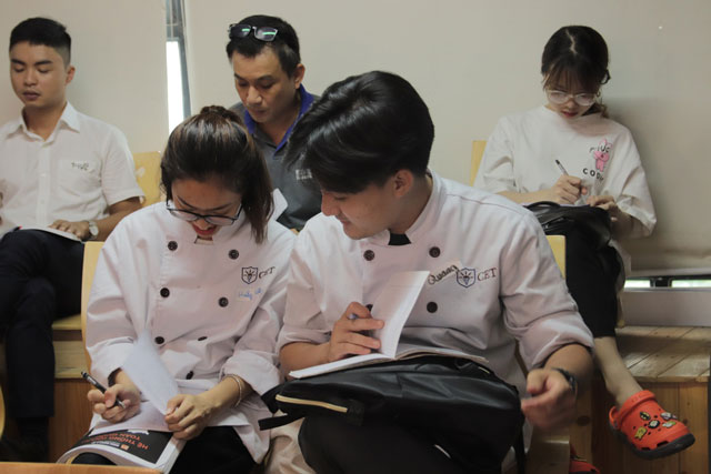 trao đổi khi làm bài tập nhóm