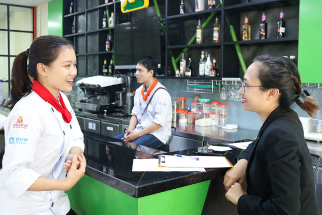 Ứng viên trực tiếp phỏng vấn