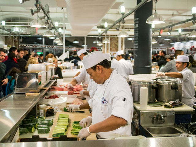 tuong tac cua dau bep trong quay sushi