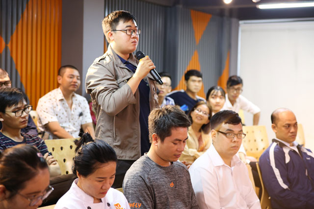 ứng viên câu hỏi với khách mời