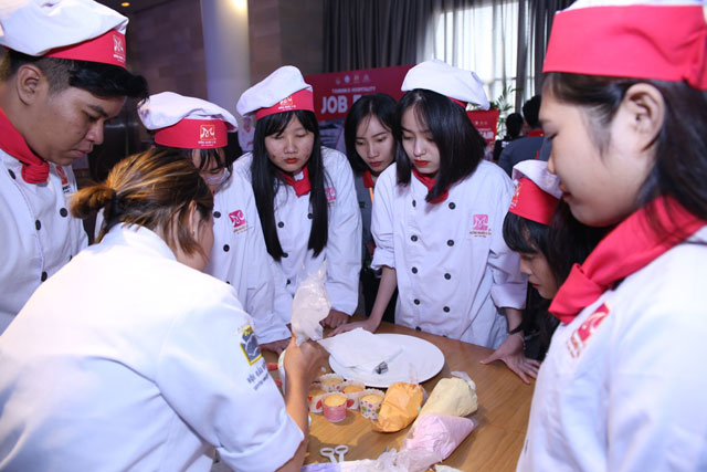 ung vien tham gia trai nghiem bat bong kem