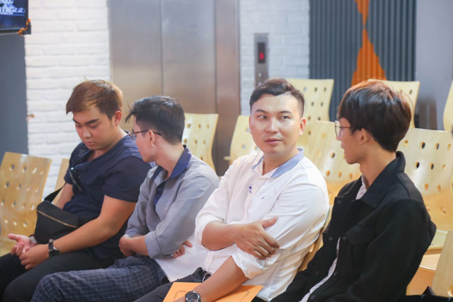 ung vien trao doi kinh nghiem tai ngay hoi tuyen dung