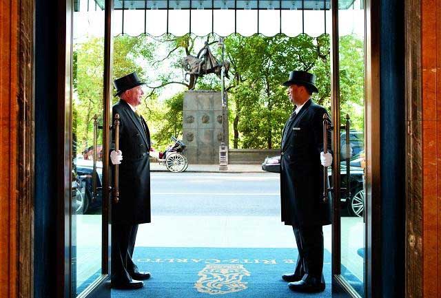 vai tro nhan vien dung cua nha hang khach san