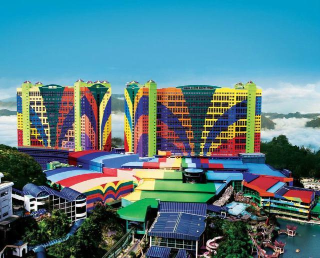 ve ngoai hoanh trang va ruc ro cua khach san First Word Malaysia