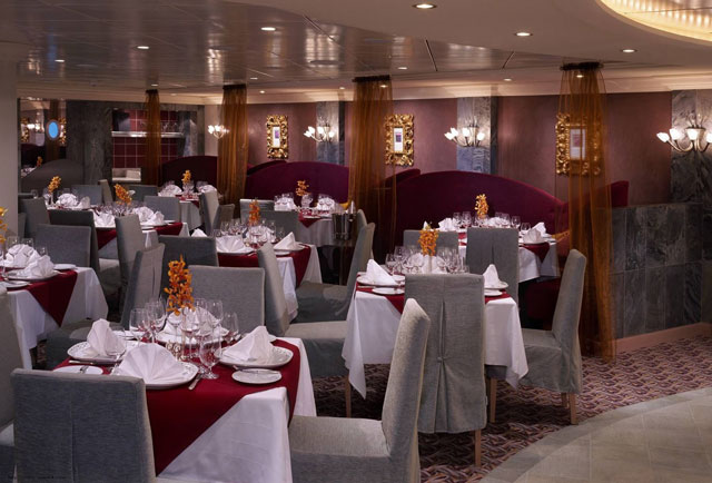 nhân viên nhà hàng tự tin giao tiếp