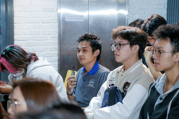 Khán giả đặt câu hỏi cho diễn giả tại chương trình