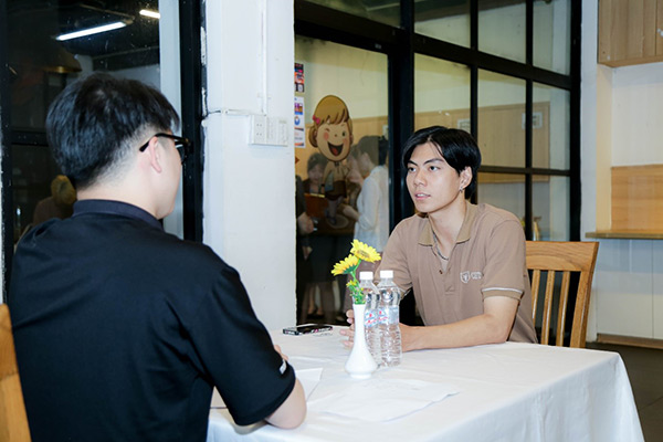 …và sinh viên CET phỏng vấn cùng Starbucks vào cuối chương trình